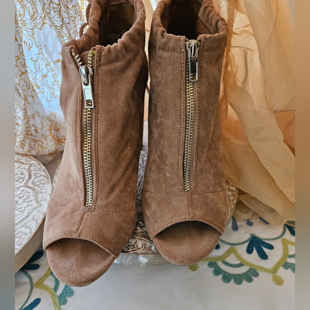 NY&Co Vegan Suede Peep Toe Ankle Block Heel Booties SZ 8